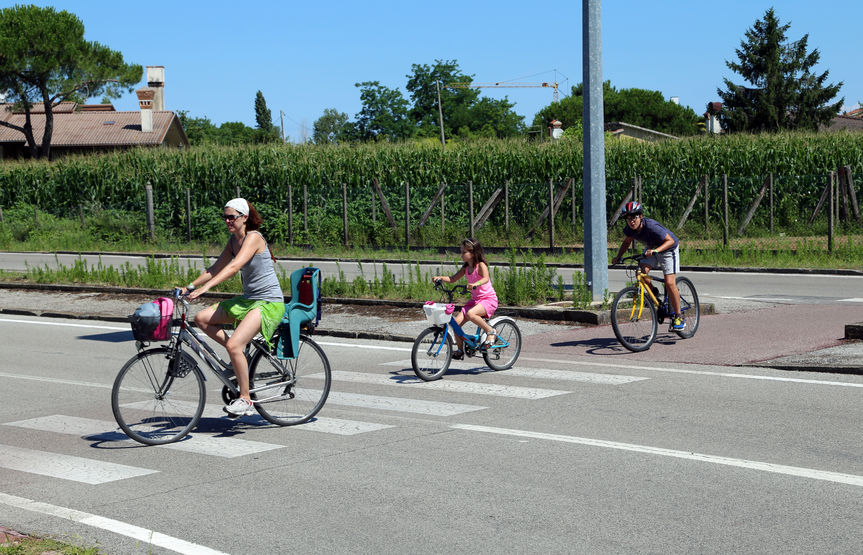 Familia paseando en bicicleta por el carril bici el día de la Madre